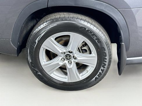 Certified 2024 Toyota Highlander LE AWD/4WD image 9