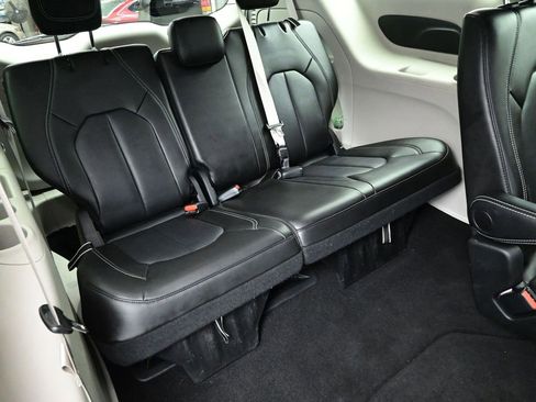 Used 2024 Chrysler Pacifica Touring-L image 11