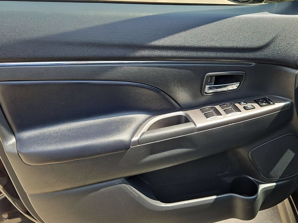 Used 2025 Mitsubishi Outlander Sport SE AWD/4WD image 11