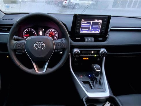 Used 2021 Toyota RAV4 XLE Premium image 5