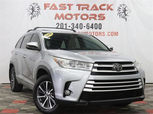 Used 2018 Toyota Highlander XLE AWD/4WD image 3