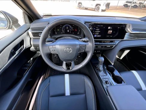 Used 2025 Toyota Camry SE image 6