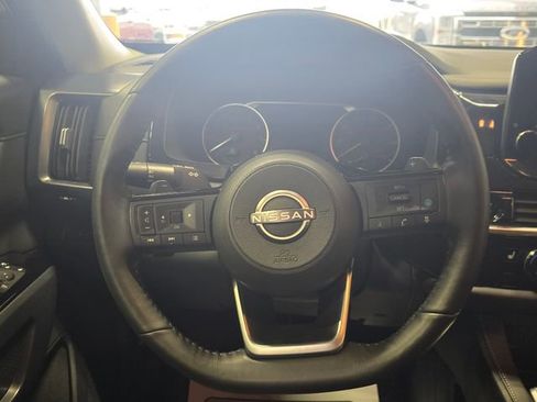 Used 2025 Nissan Pathfinder SL image 5