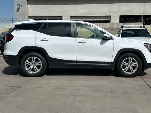 Used 2024 GMC Terrain SLE FWD image 9