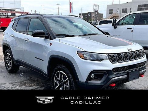 Used 2025 Jeep Compass Trailhawk AWD/4WD image 1