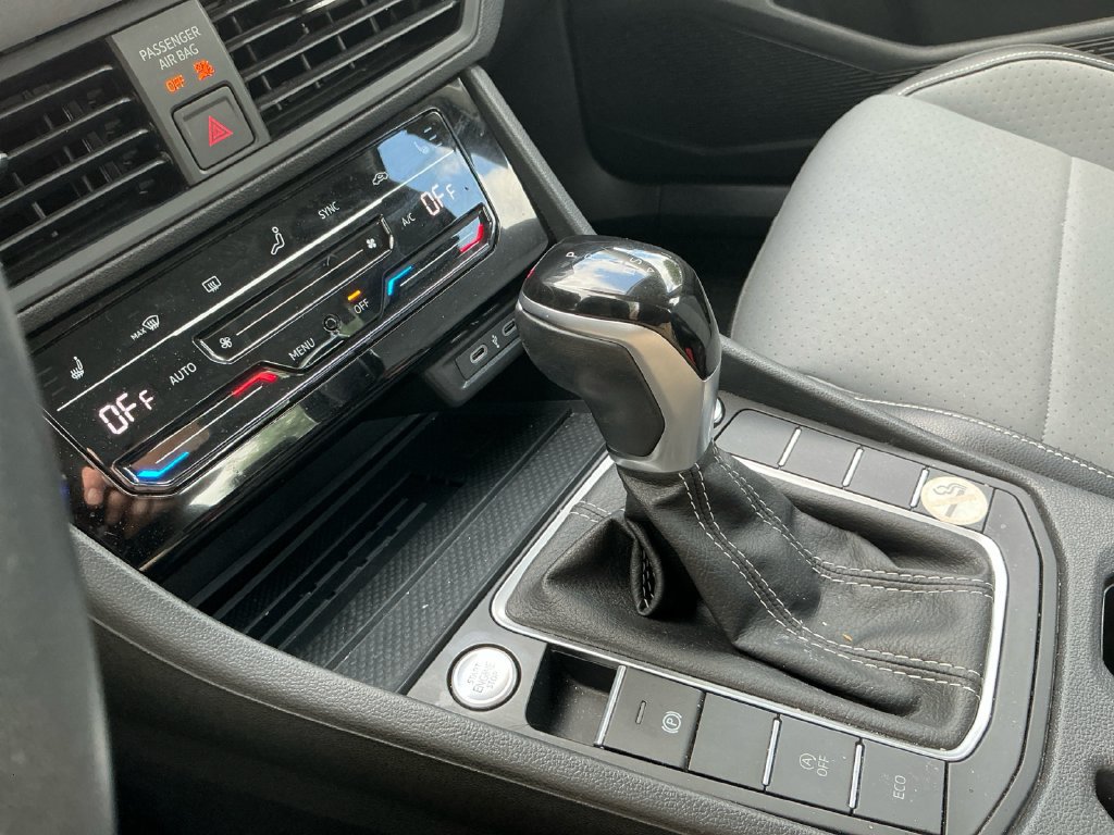 Used 2025 Volkswagen Jetta SE FWD image 28