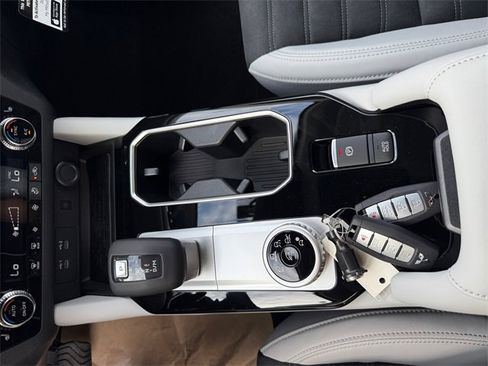 New 2025 Mitsubishi Outlander SE image 21