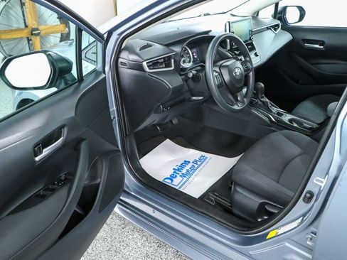 Used 2020 Toyota Corolla LE FWD image 3