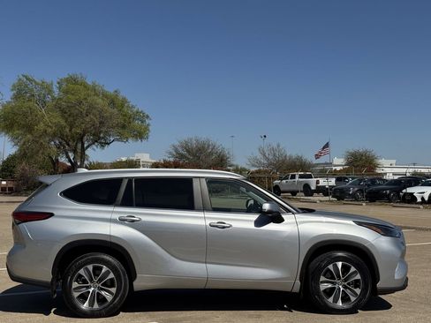 Used 2023 Toyota Highlander XLE image 3