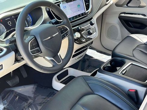 Used 2022 Chrysler Pacifica Touring-L FWD image 6