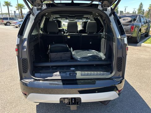 New 2025 Land Rover Discovery Dynamic SE image 16