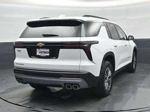 Used 2026 Chevrolet Traverse LT FWD image 2