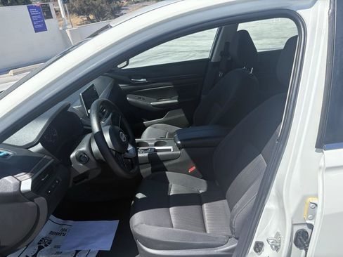 Used 2025 Nissan Altima 2.5 SV FWD image 15
