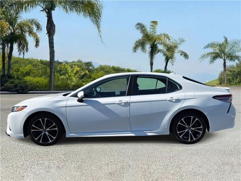 Used 2019 Toyota Camry SE image 2