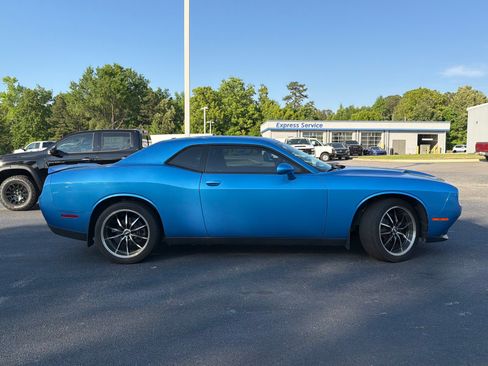 Used 2019 Dodge Challenger SXT RWD image 13