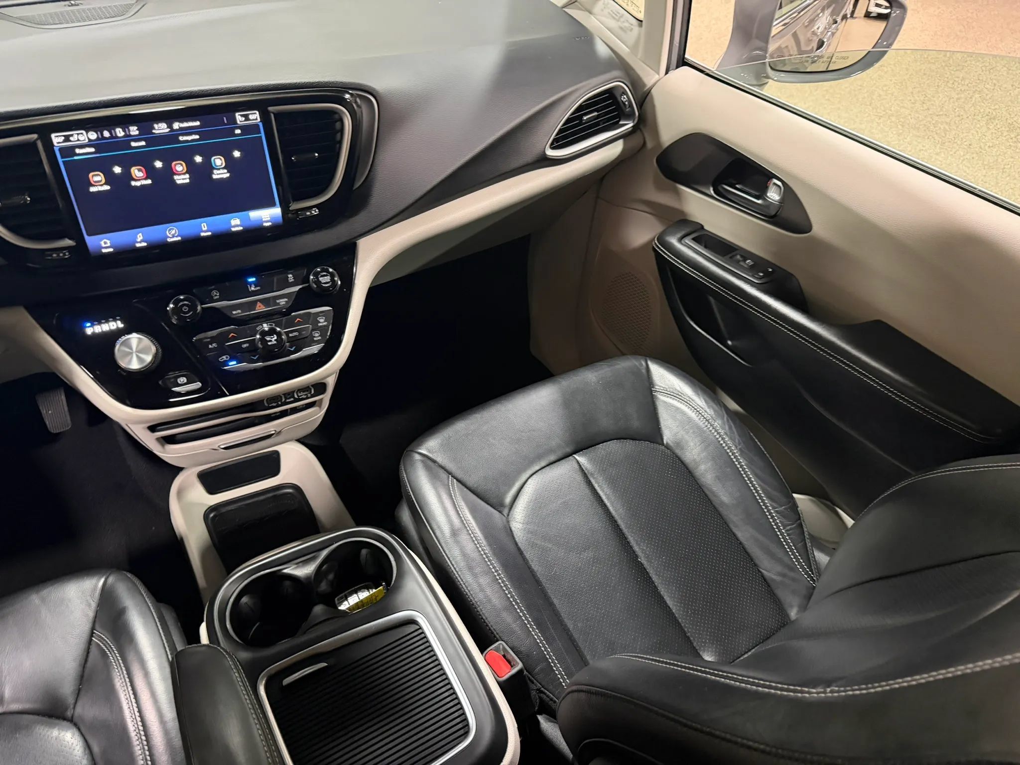 Used 2022 Chrysler Pacifica Touring-L FWD image 51
