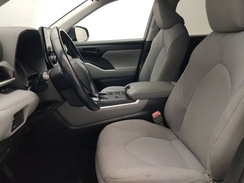Used 2021 Toyota Highlander LE FWD image 17