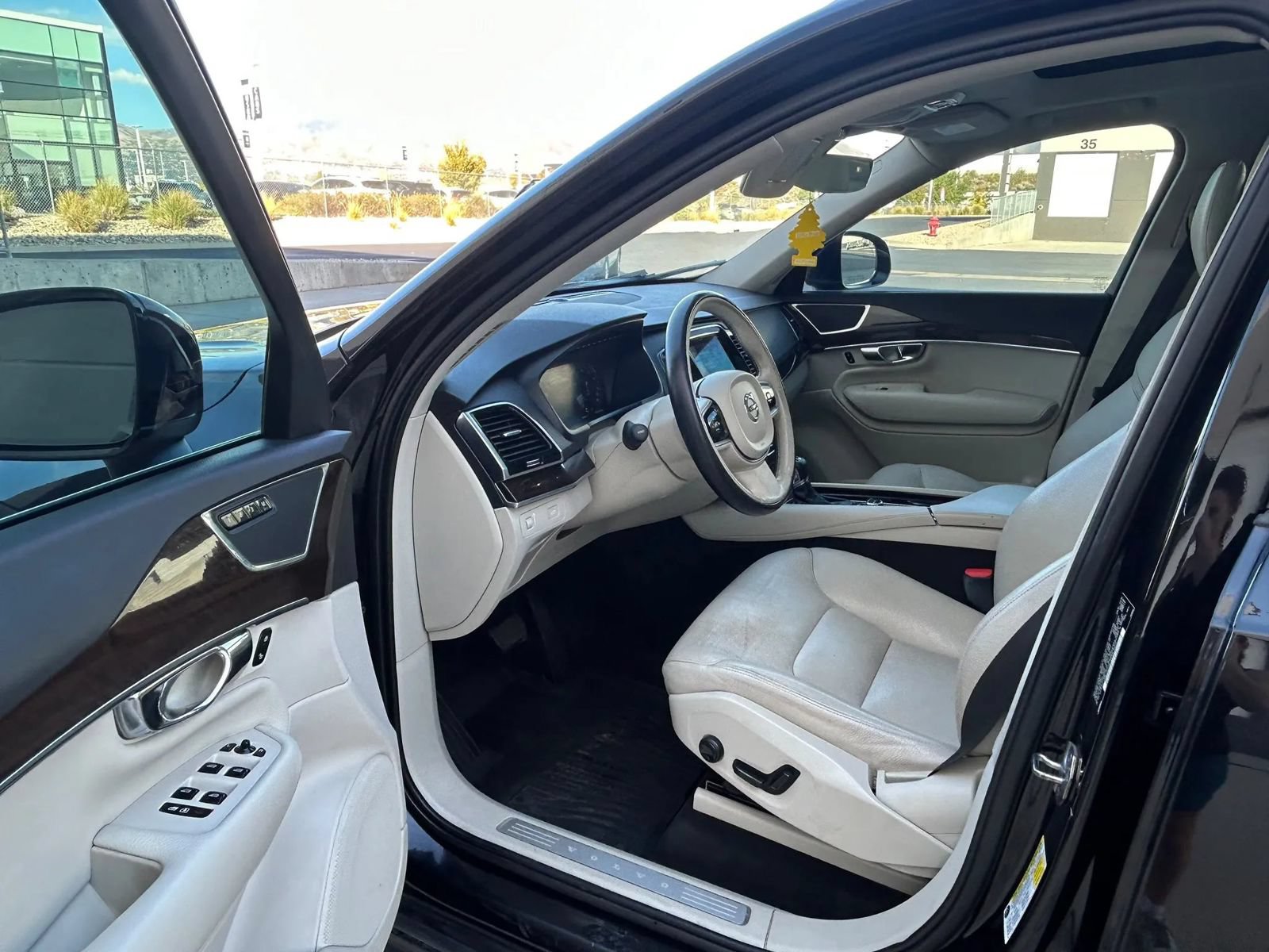 Used 2016 Volvo XC90 T6 Momentum w/ Momentum Plus Package AWD/4WD image 9
