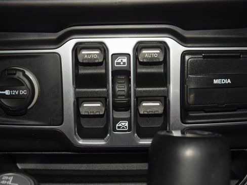 Used 2018 Jeep Wrangler Unlimited Sahara image 34