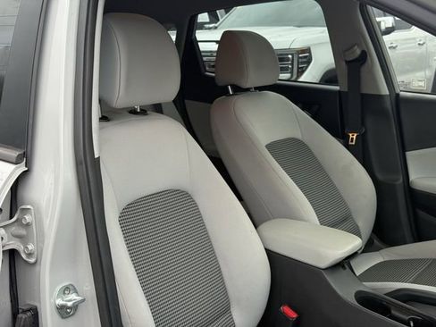 Used 2022 Hyundai Kona SE image 18