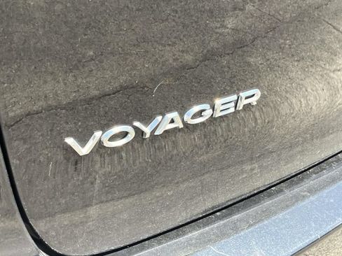 Used 2023 Chrysler Voyager LX FWD image 10