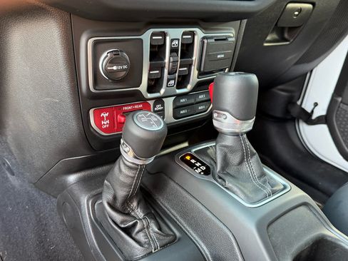 Used 2025 Jeep Wrangler Unlimited Rubicon AWD/4WD image 23