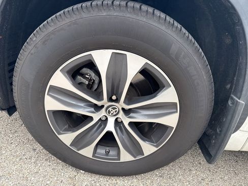 Used 2020 Toyota Highlander XLE image 24