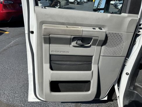 Used 2022 Ford E-350 and Econoline 350 Super Duty image 17