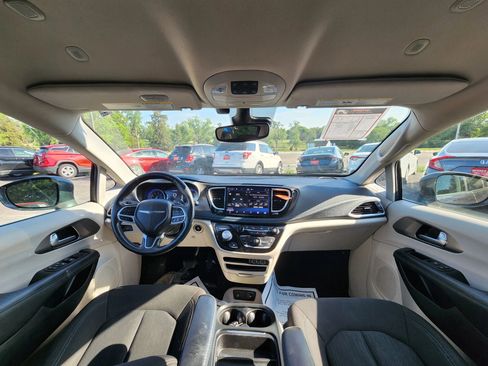 Used 2021 Chrysler Pacifica Touring w/ Cold Weather Group AWD/4WD image 9