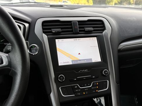 Used 2020 Ford Fusion SE FWD image 30