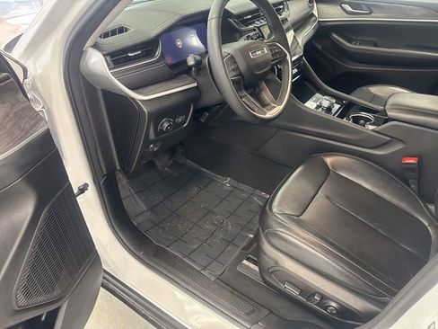 Used 2023 Jeep Grand Cherokee Limited AWD/4WD image 15