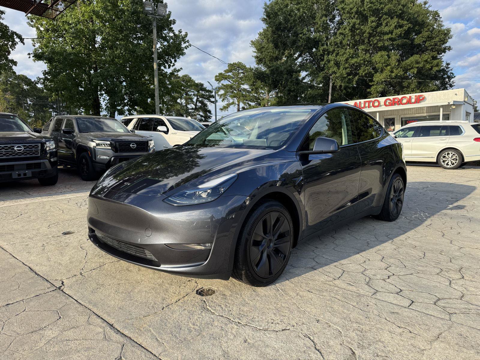 Used 2024 Tesla Model Y Long Range AWD/4WD image 1