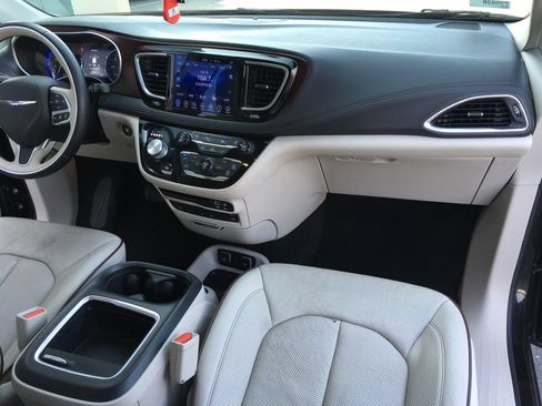 Used 2017 Chrysler Pacifica Limited FWD image 30