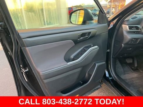 Used 2024 Toyota Highlander LE FWD image 5