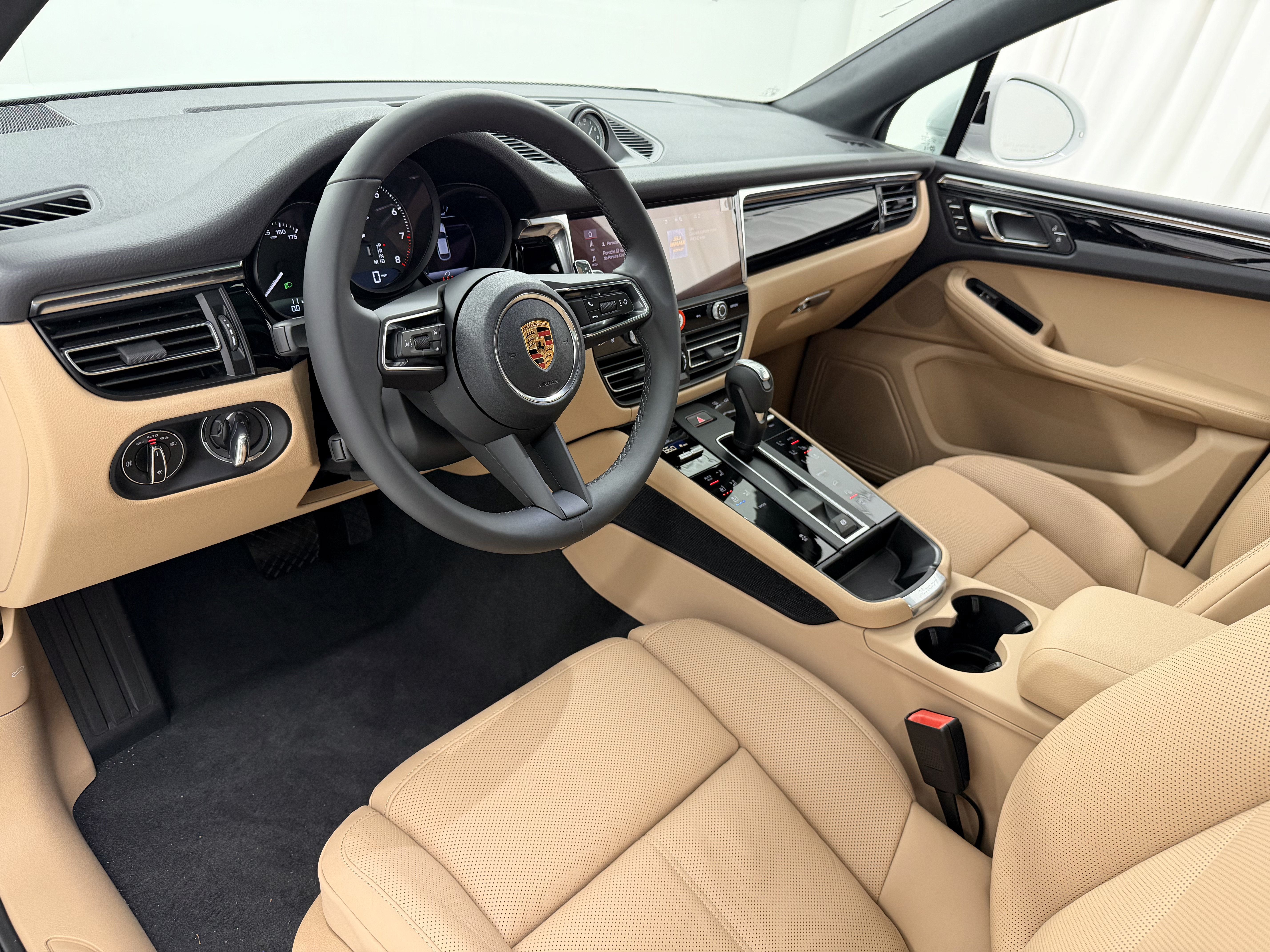 Certified 2026 Porsche Macan AWD/4WD image 26
