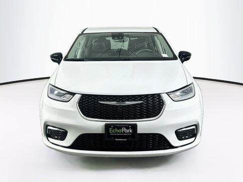 Used 2024 Chrysler Pacifica Limited FWD image 2