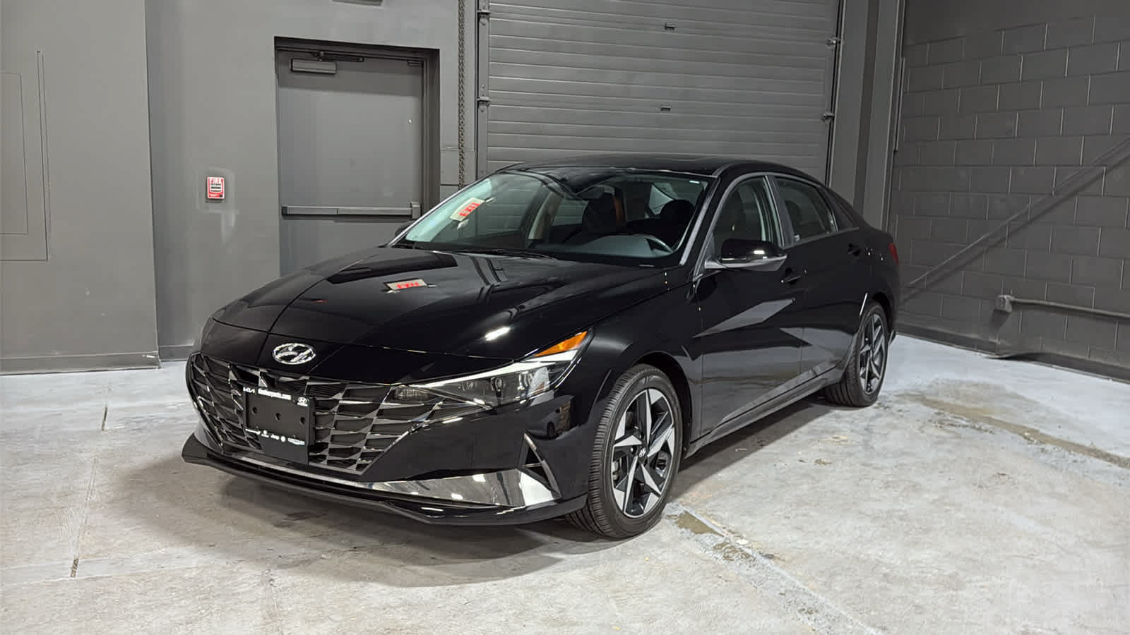 Used 2023 Hyundai Elantra Limited w/ Cargo Package FWD image 3