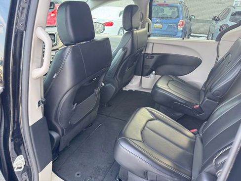 Used 2024 Chrysler Pacifica Touring-L image 19