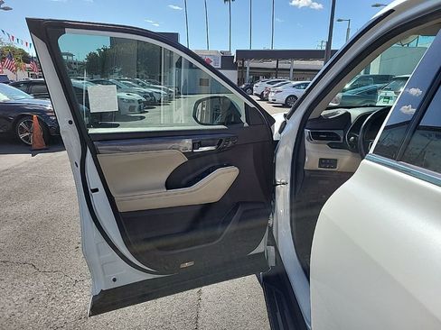 Used 2022 Toyota Highlander Platinum image 14