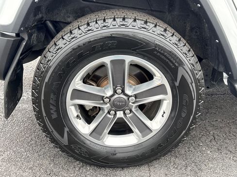 Used 2022 Jeep Wrangler Unlimited Sahara w/ Cold Weather Group image 10