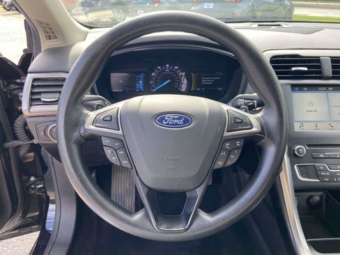 Used 2018 Ford Fusion SE w/ Fusion SE Technology Package FWD image 19