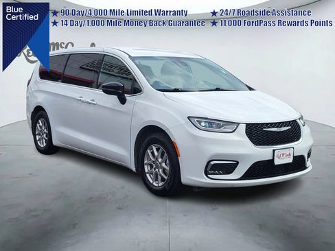 Used 2025 Chrysler Pacifica Select FWD image 1