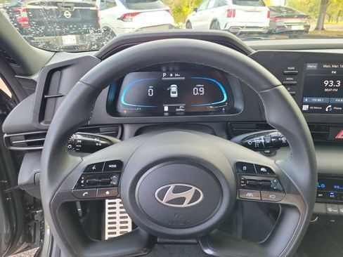 Used 2025 Hyundai Elantra Sport image 13