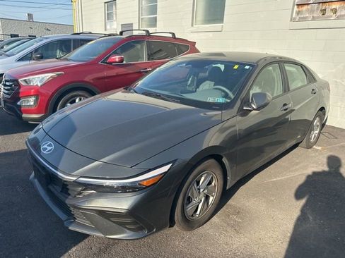 Certified 2025 Hyundai Elantra SE w/ Cargo Package FWD image 3