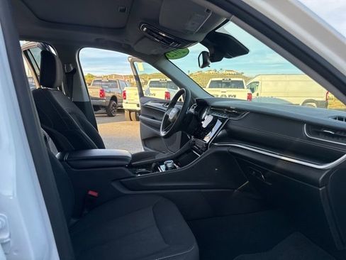 Used 2023 Jeep Grand Cherokee Laredo image 27