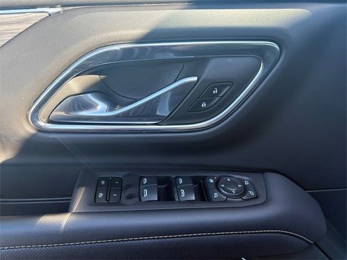 Used 2024 GMC Yukon SLT w/ SLT Luxury Package image 21