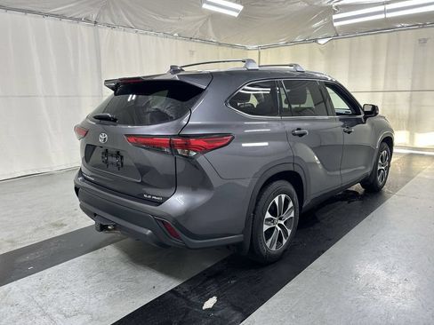 Used 2022 Toyota Highlander XLE AWD/4WD image 2