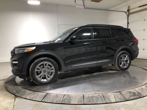 Used 2023 Ford Explorer XLT w/ Equipment Group 202A image 4