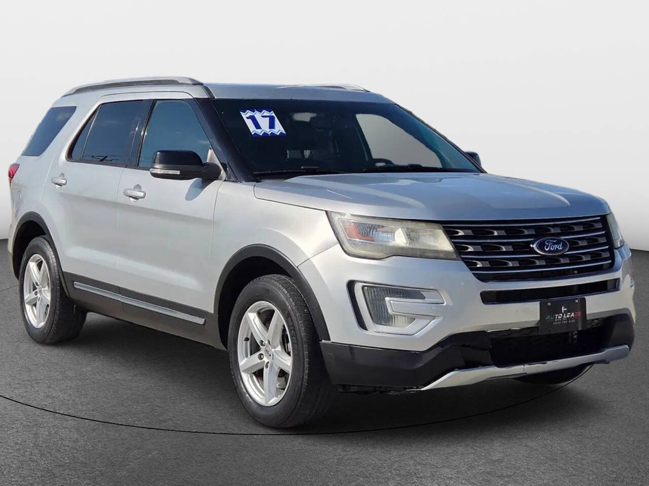 Used 2017 Ford Explorer XLT w/ Equipment Group 202A AWD/4WD image 2