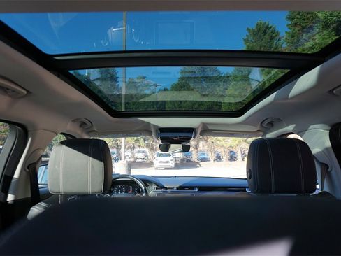 Used 2018 Land Rover Range Rover Velar S image 12